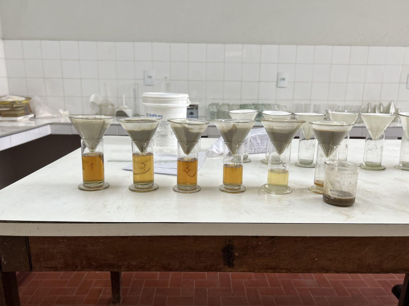 Funis de filtragem de caldo de cana em bancada de laboratório
